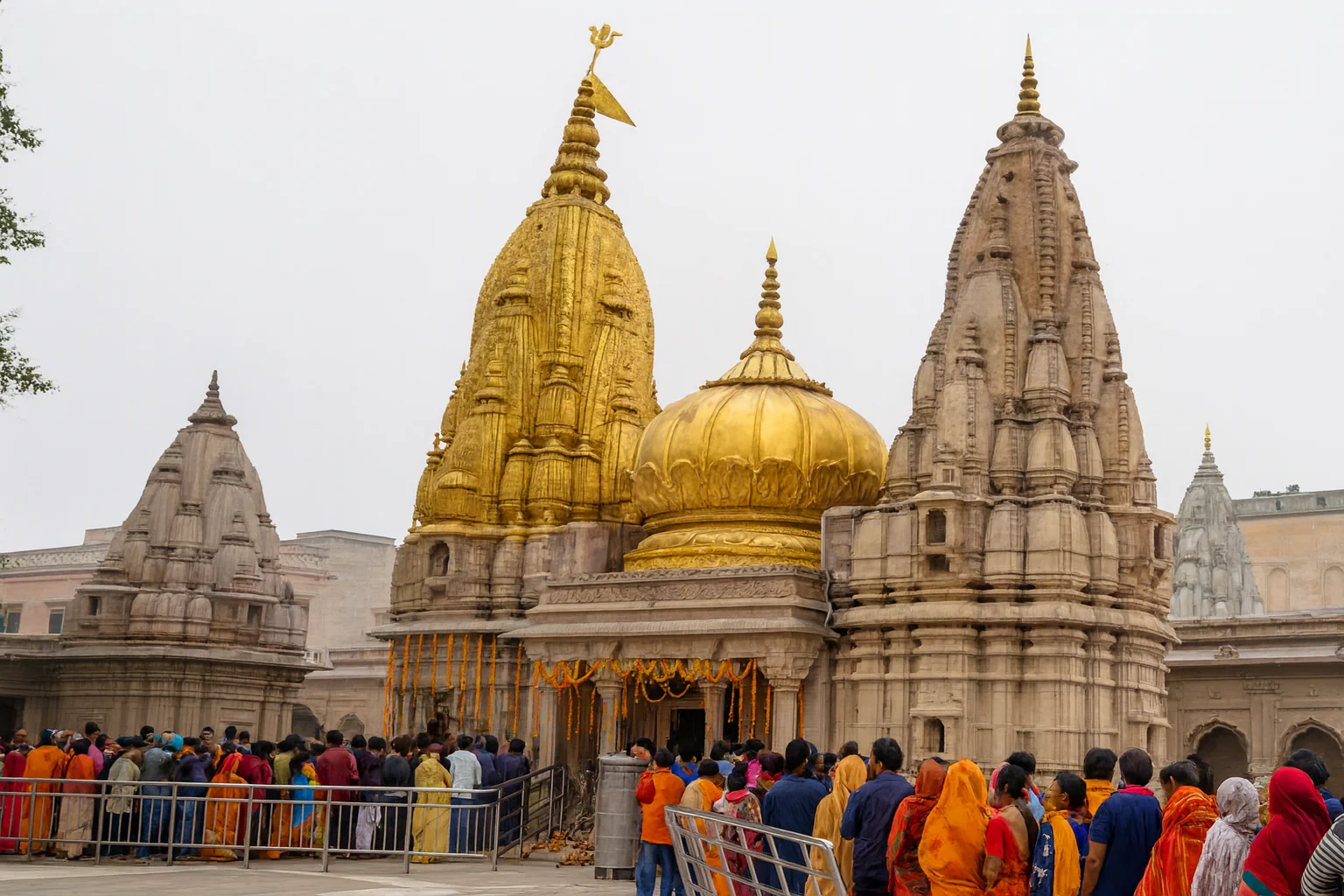 Kashi Vishwanath Temple – The Golden Spiritual Heart of Varanasi Kashi Vishwanath Temple with golden domes and devotees offering prayers in Varanasi