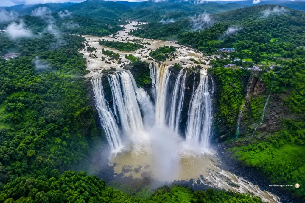 : Jog Falls Karnataka: Breathtaking Natural Beauty og Falls massive waterfall in Karnataka as a key travel destination.